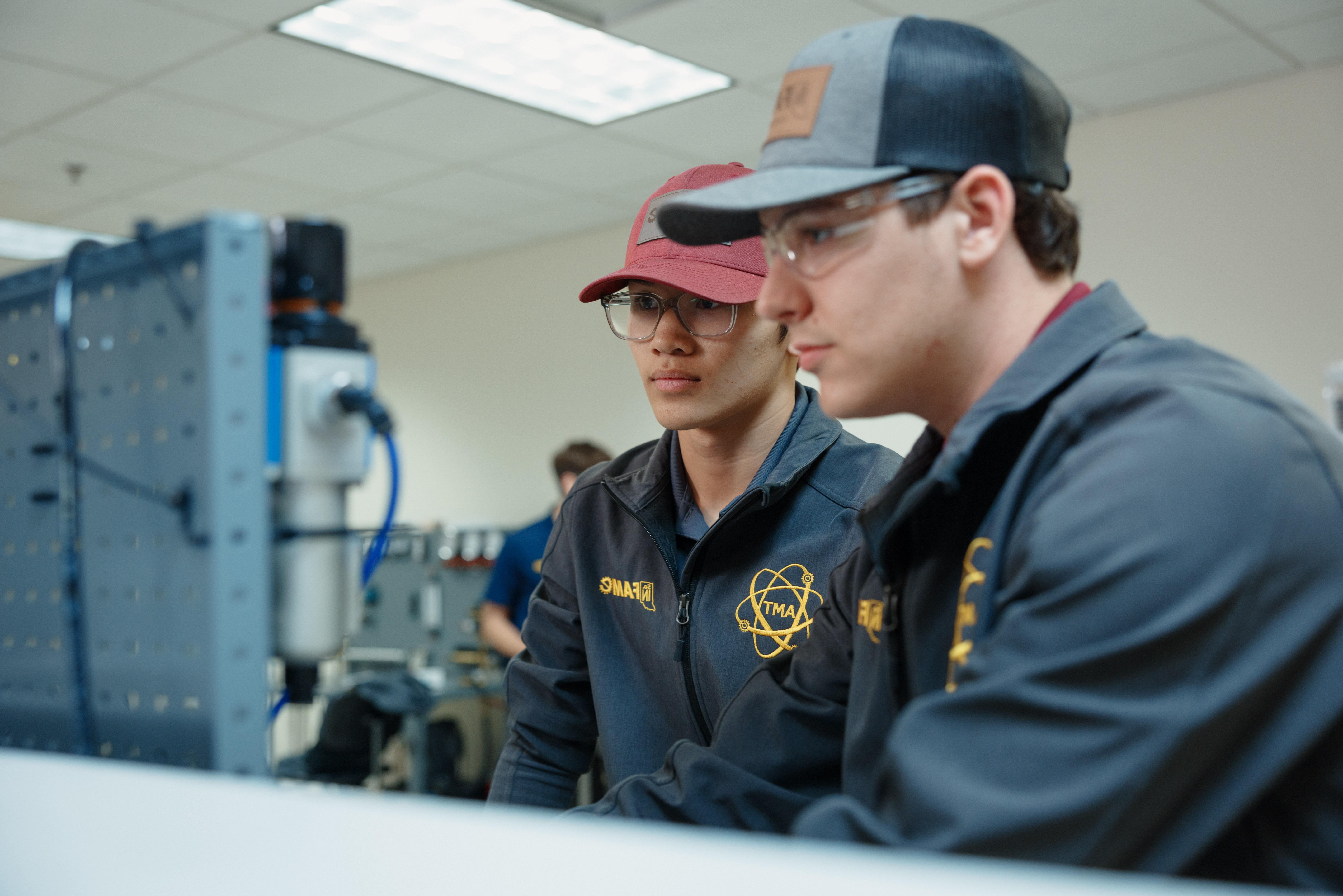 tech/manufacturing-technology-images/students-looking-at-a-screen-sitting